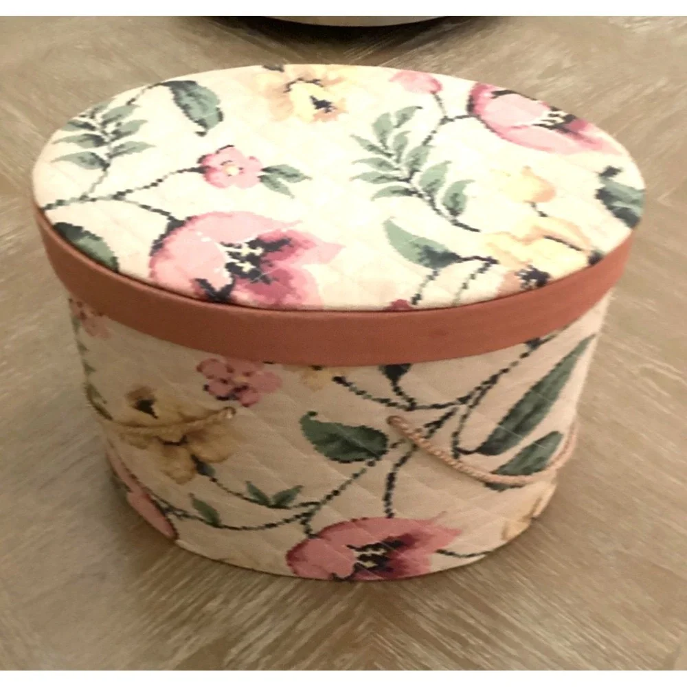 VINTAGE DREAM HOUSE CLOSET/SEWING ACCESSORIES JAYHAWK NY BOX IN QUILTED FLORAL